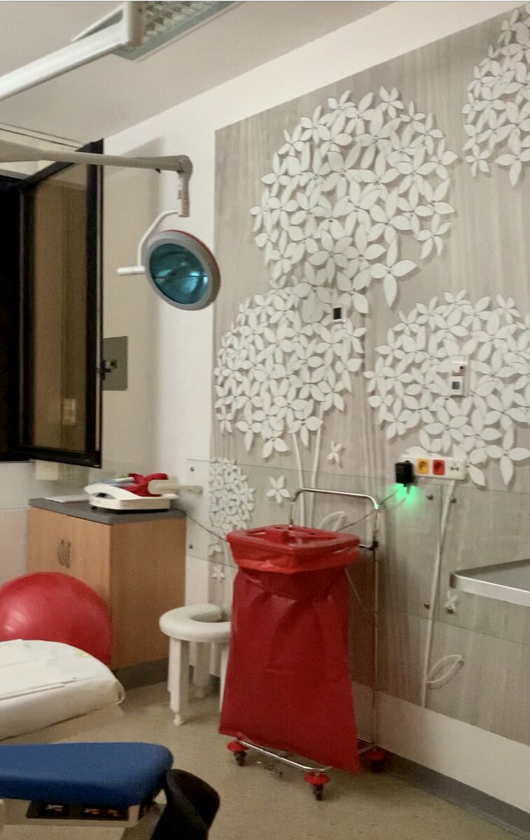 Палата,где рожала.Одноместная,просторная,с душевой и туалетом.