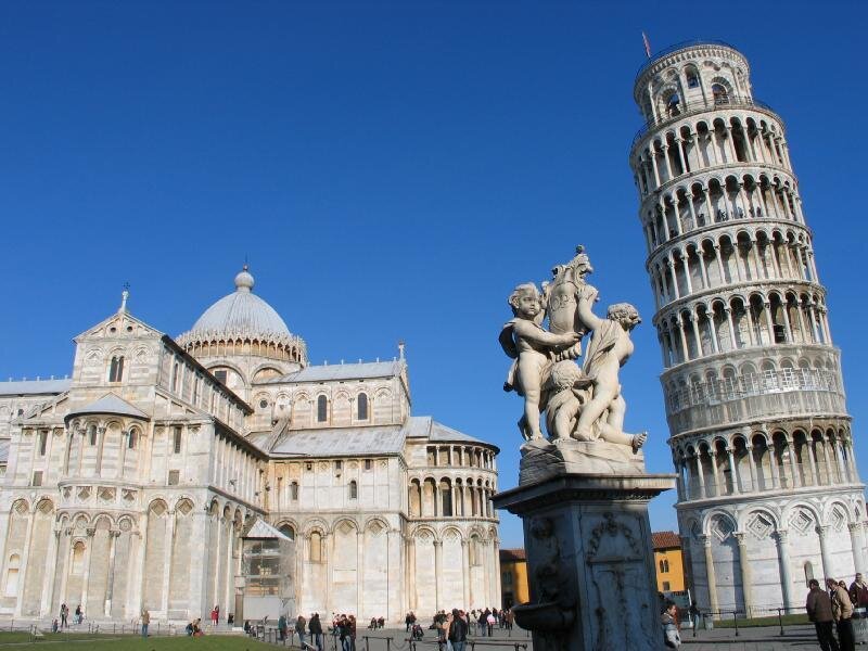 У башни всегда полно туристов.