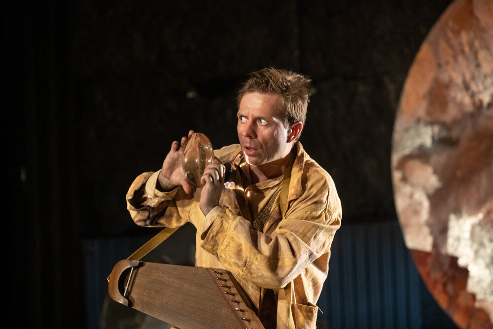 Евгений Перевалов в спектакле "Ювенильное море", режиссёр Наталья Назарова, 2020