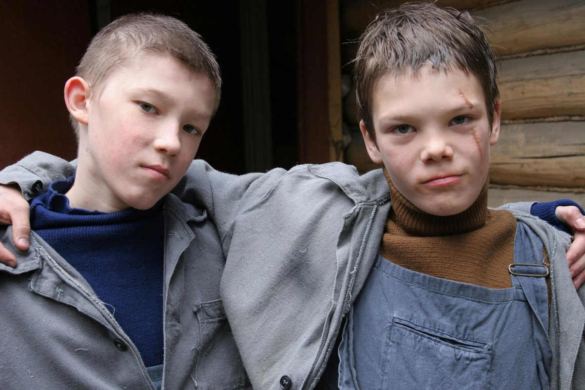 мальчик хулиган в школе. неряшливый мальчик. школьник хулиган. мальчик хулиган в школе. мальчик хулиган в школе.