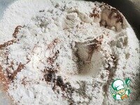     Просеить муку и смешать её с корицей.