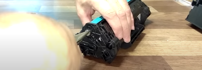 Снимаем заглушку плоскогубцами