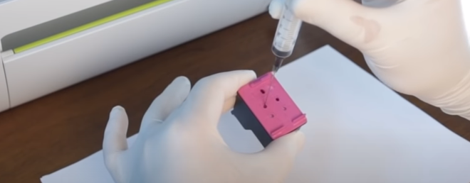 Медленно заливаем чернила в картридж