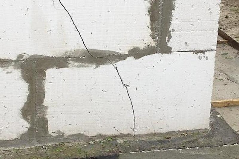 Трещины в стене из пеноблоков: причины появления, как и чем можно заделать?