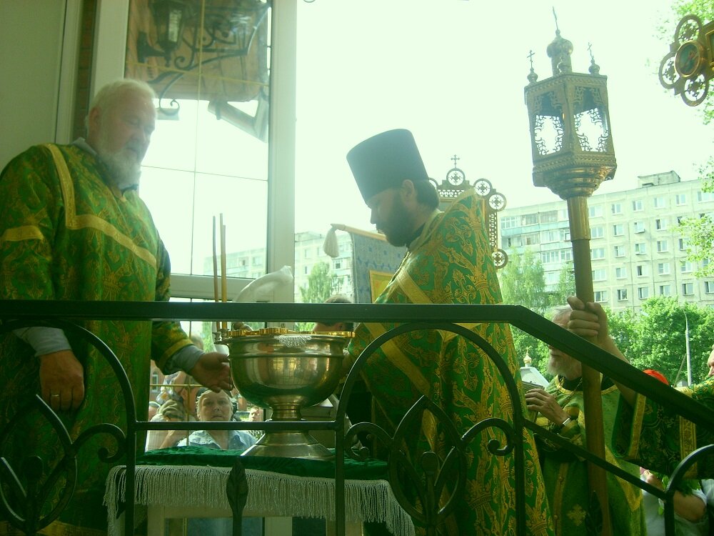 Свящ. Андрей Козорезов служит молебен; 27 мая 2002 г.