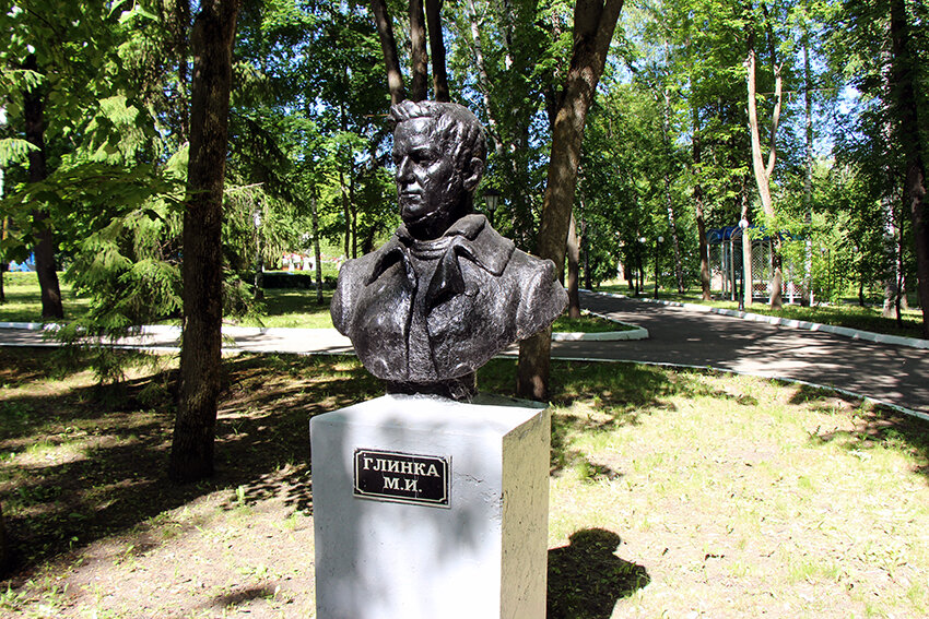 Уютные зеленые аллеи, интересные тематические площадки, веселые аттракционы - все это делает парк имени Пушкина в Саранске излюбленным местом отдыха.-12-3