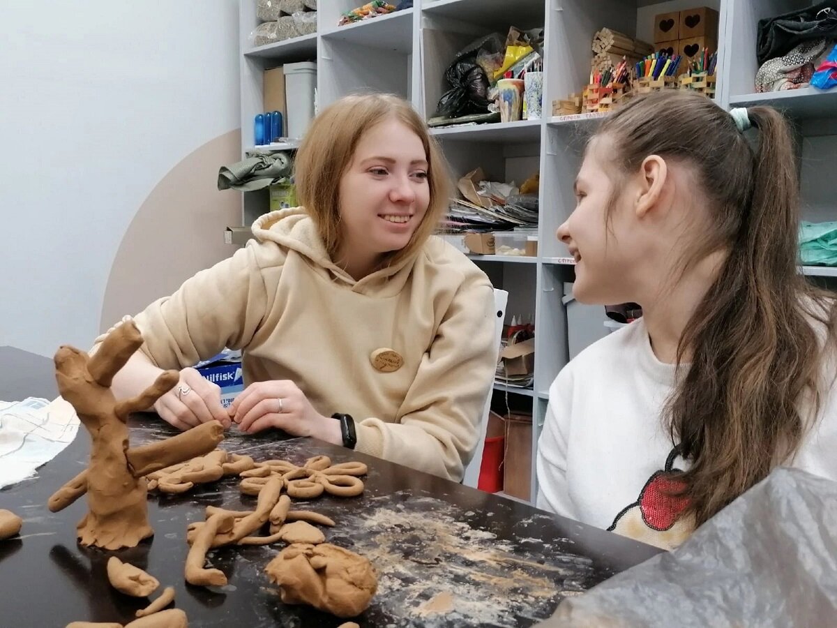    Тьютор Анна Лазарева на творческих занятиях со студентами центра Алина Малинина