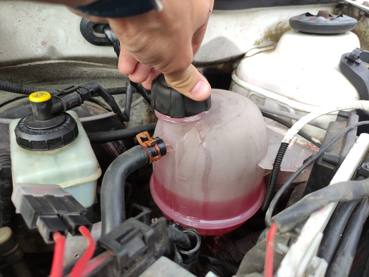 Нашел в продаже хороший Ларгус для работы - целый кузов, Рено-мотор с ...