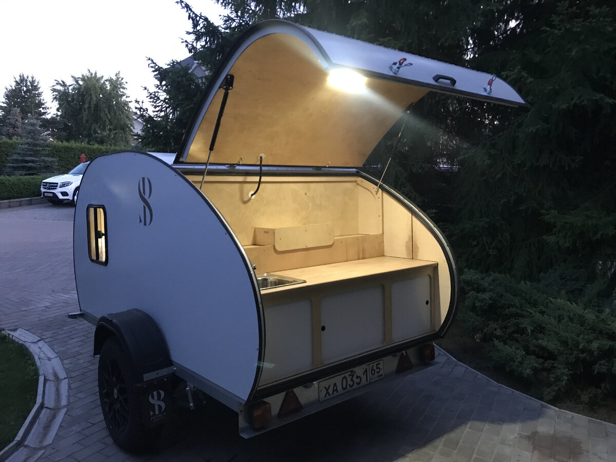 Прицеп-капля. Кухня без плиты, спальное место 2+1.  