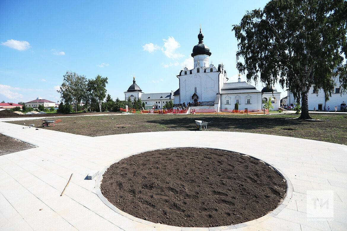 Через несколько лет на горе острова-града планируют вырастить целый оазис-сад, в котором будет восстановлен старинный колодец святителя ГерманаФото: © Михаил Захаров / «Татар-информ»