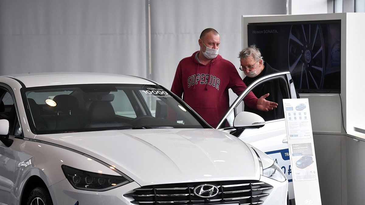    " Посетители автосалона осматривают автомобиль© РИА Новости . Михаил Воскресенский