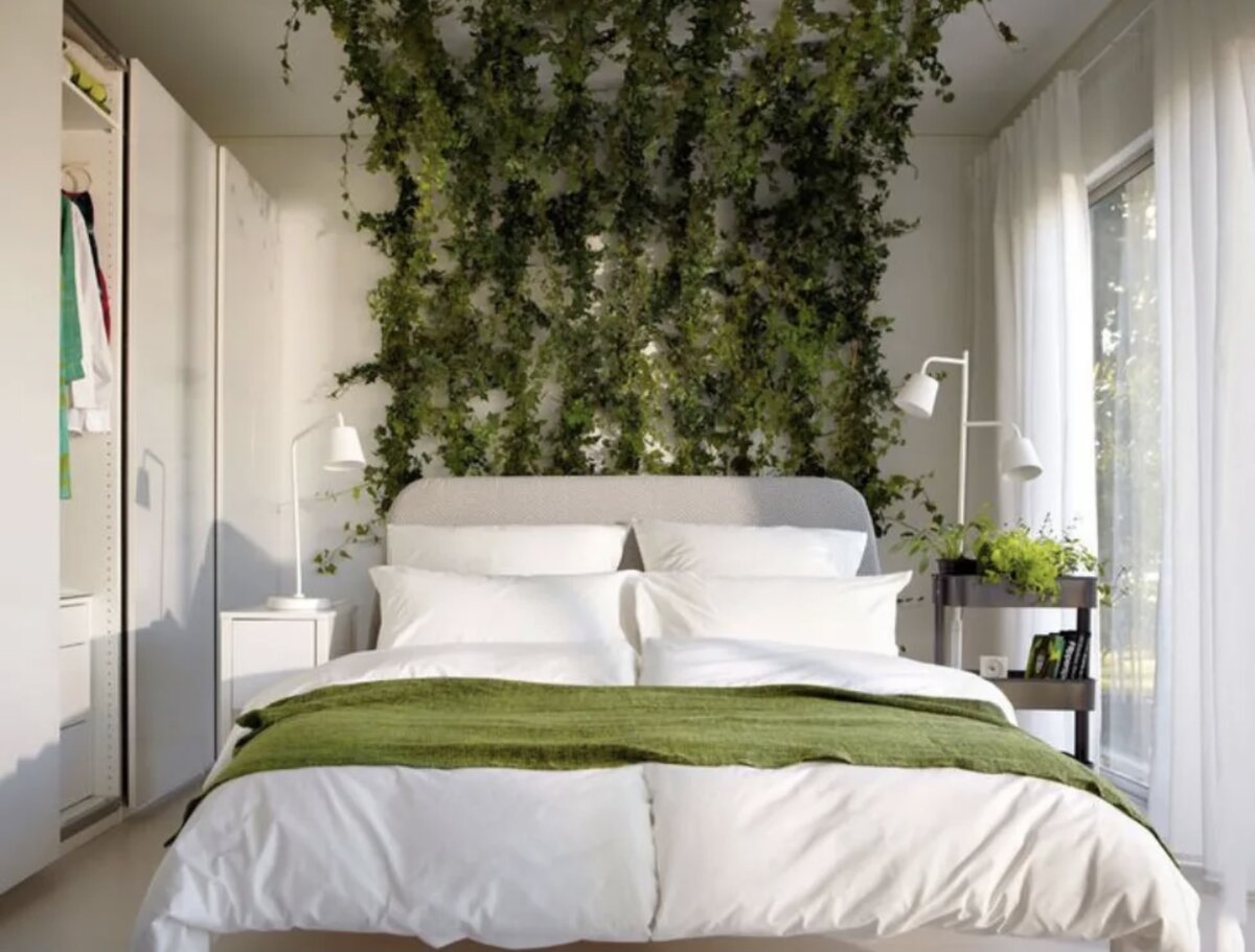 Спальная комната с растениями