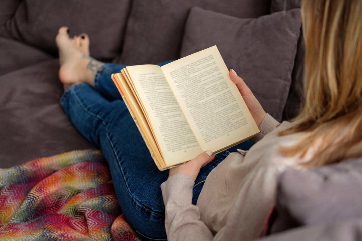 She reads in the evening. Чтение книг. Читает книгу. Человек за чтением. Фотосессия с книгой.