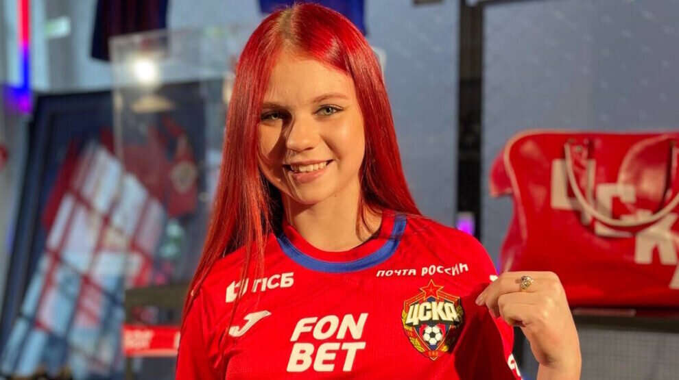    Александра Трусова с недавних пор — один из болельщиков ЦСКА. Фото: пресс-служба ПФК ЦСКА