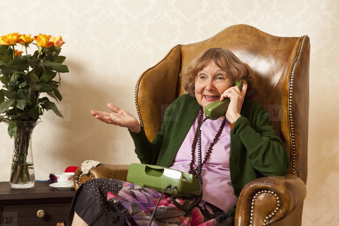 Звонок маме на работу. Пожилая женщина с телефоном. Взрослая женщина с телефоном. Бабуля с телефоном. Бабуля с трубкой телефонной.