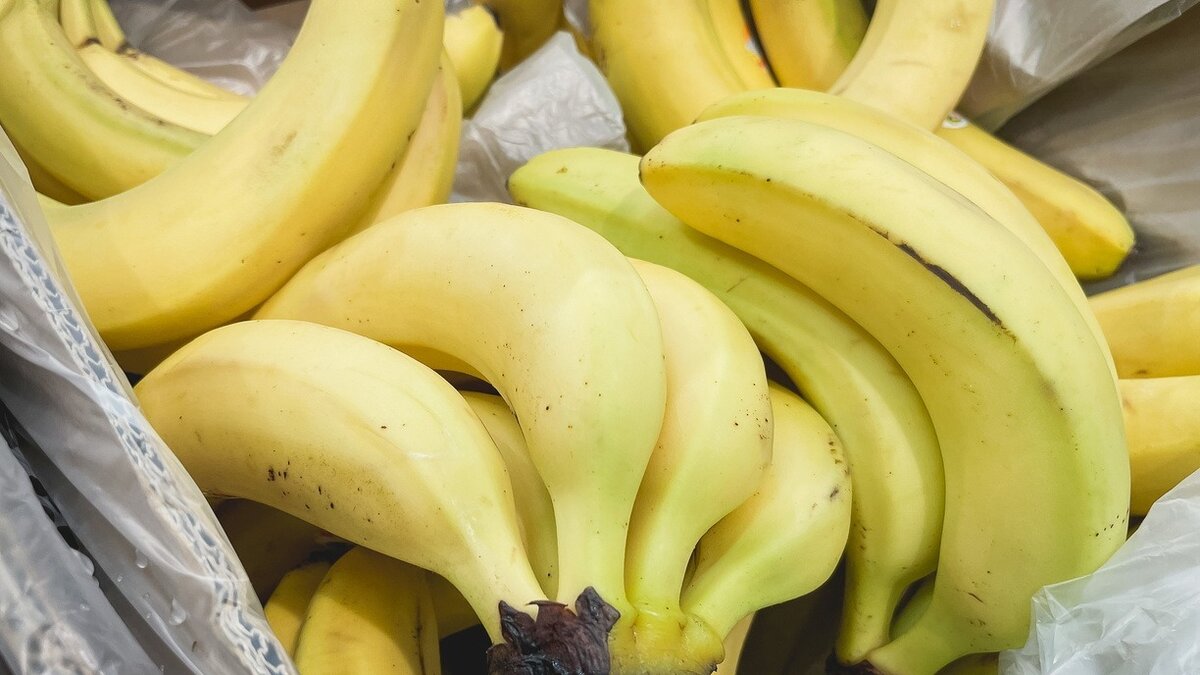     За минувшие два года самым сильно подорожавшим продуктом питания в России оказались бананы.