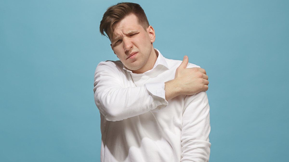    Как оказать помощь при вывихе плеча