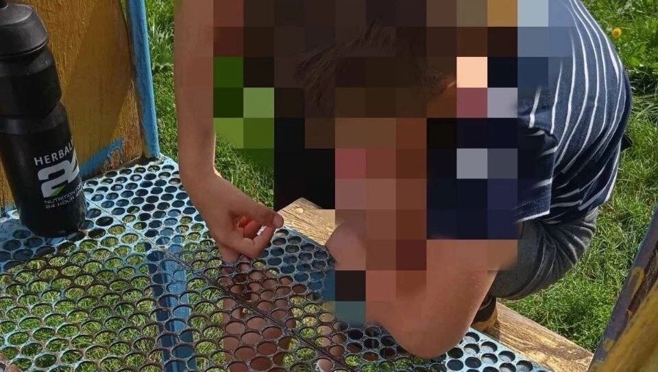     ЧП случилось 19 августа в городе Кунгуре Пермского края. Ребенок играл во дворе на детской площадке, засунул палец в какое-то отверстие в детской горке. А вытащить палец из этой дырки уже не смог.
