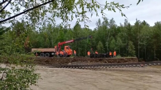    В Бурятии, где размыло участок БАМа, начались работы по отсыпке дамбы Иван Обухов