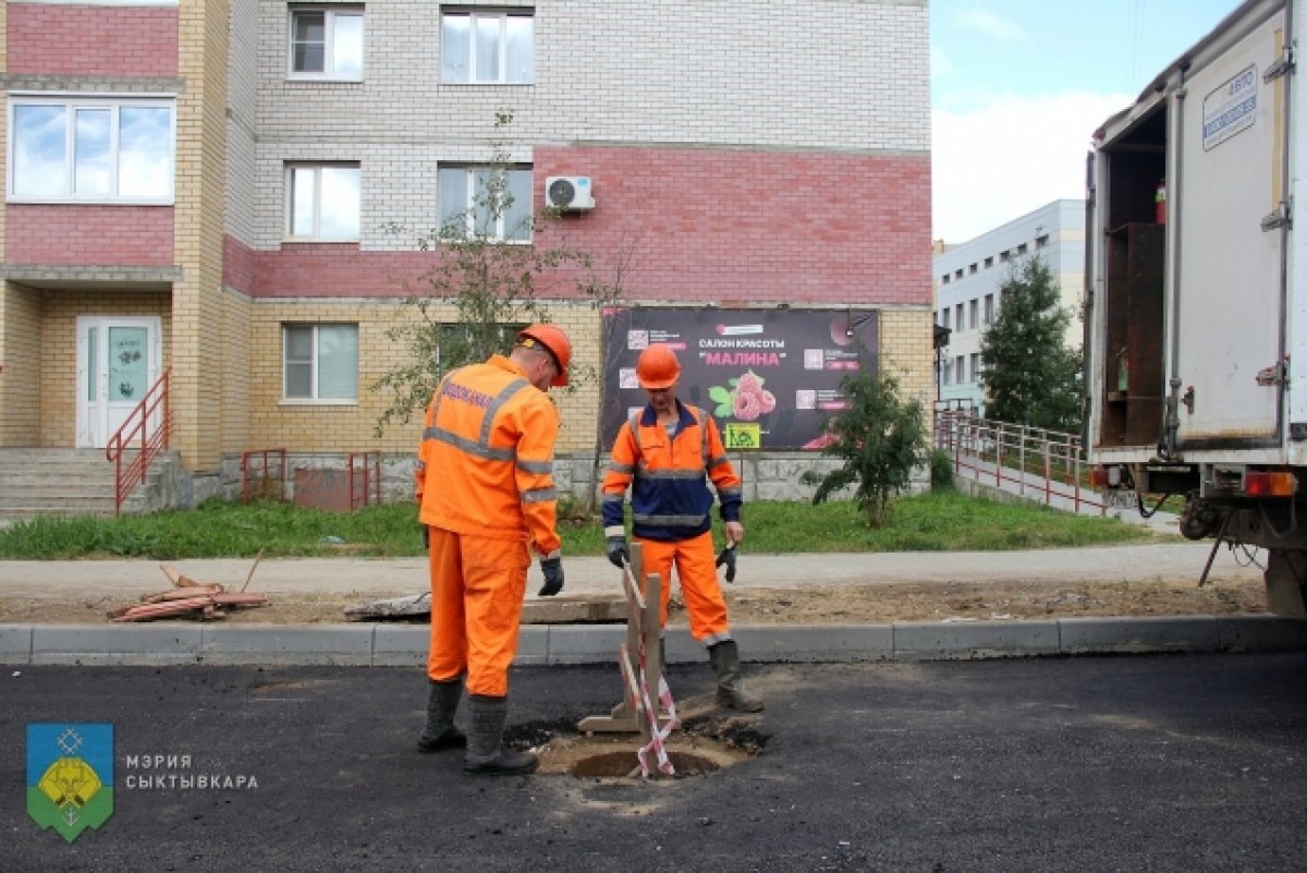   В Сыктывкаре укладывают асфальт на улице Католикова