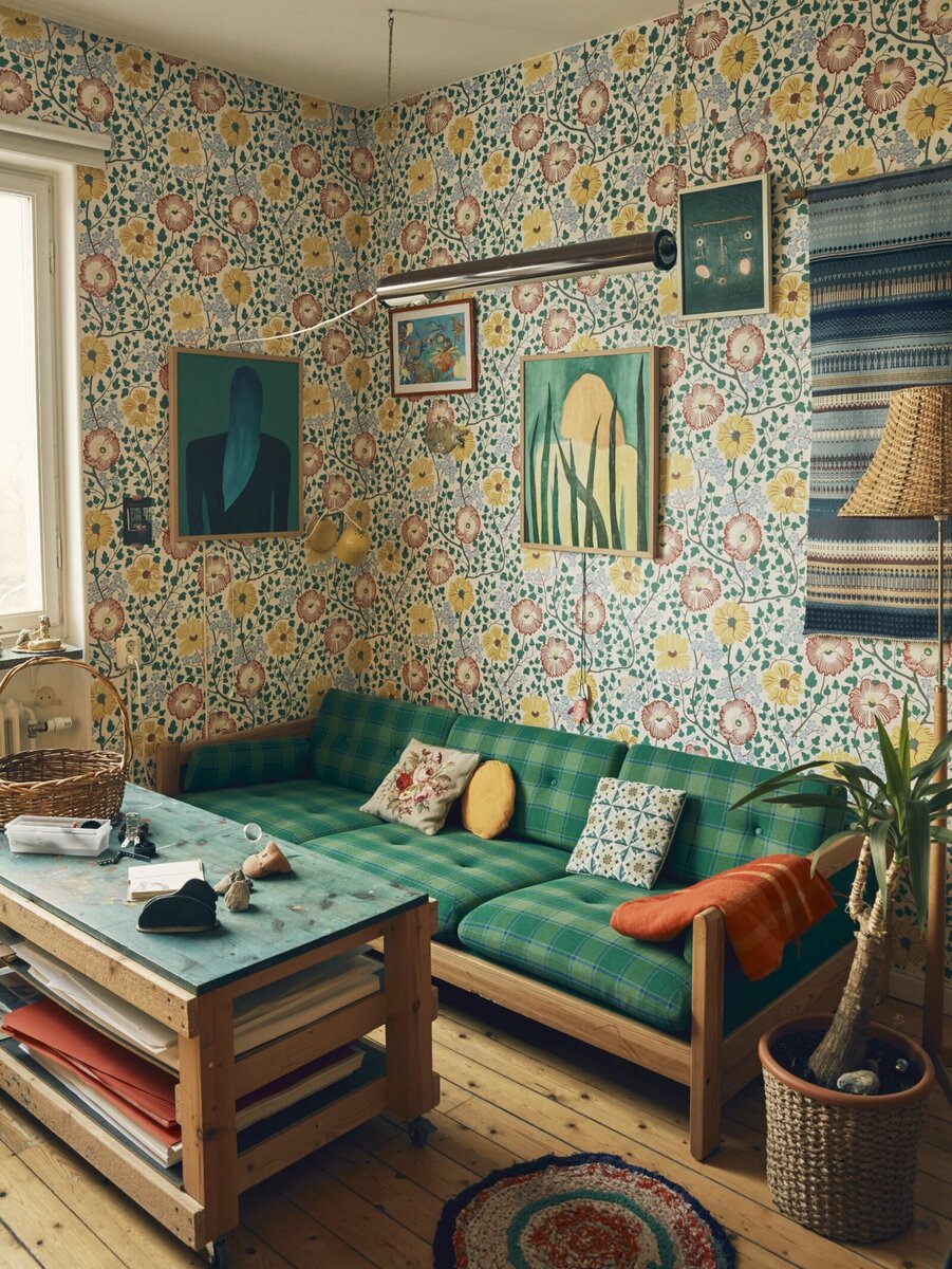 Начнем с гостиной. Диван 80-х годов (ткань оригинальная), тот самый самодельный стол, дедушкин торшер из Советского Союза (крайний справа), маленький половичок от бабушки Джоэла... Мне нравится, как столь разные предметы сочетаются с деревянным полом и обоями (тот редкий случай, когда обои с пестрым орнаментом меня не раздражают)