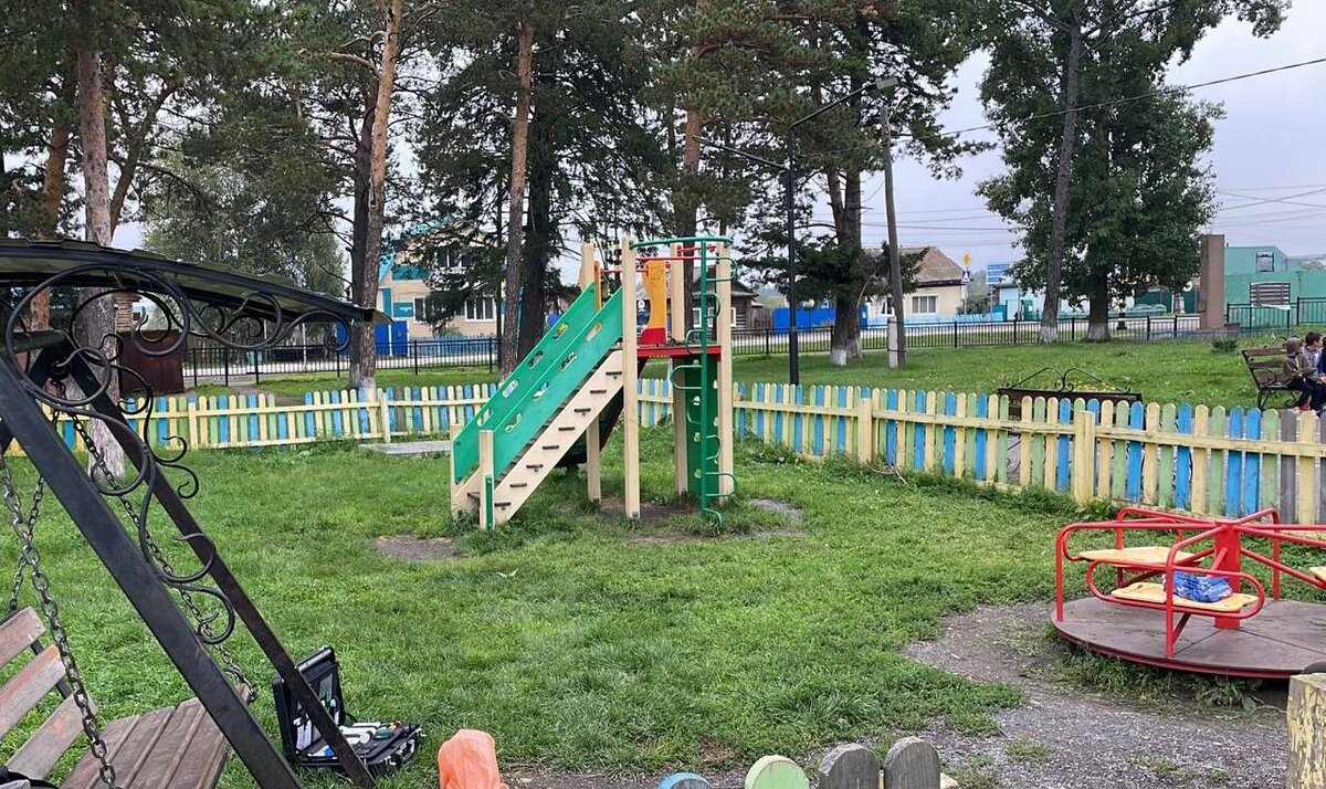     Попавшему в беду ребенку некому было помочь, так как на площадке не было взрослых