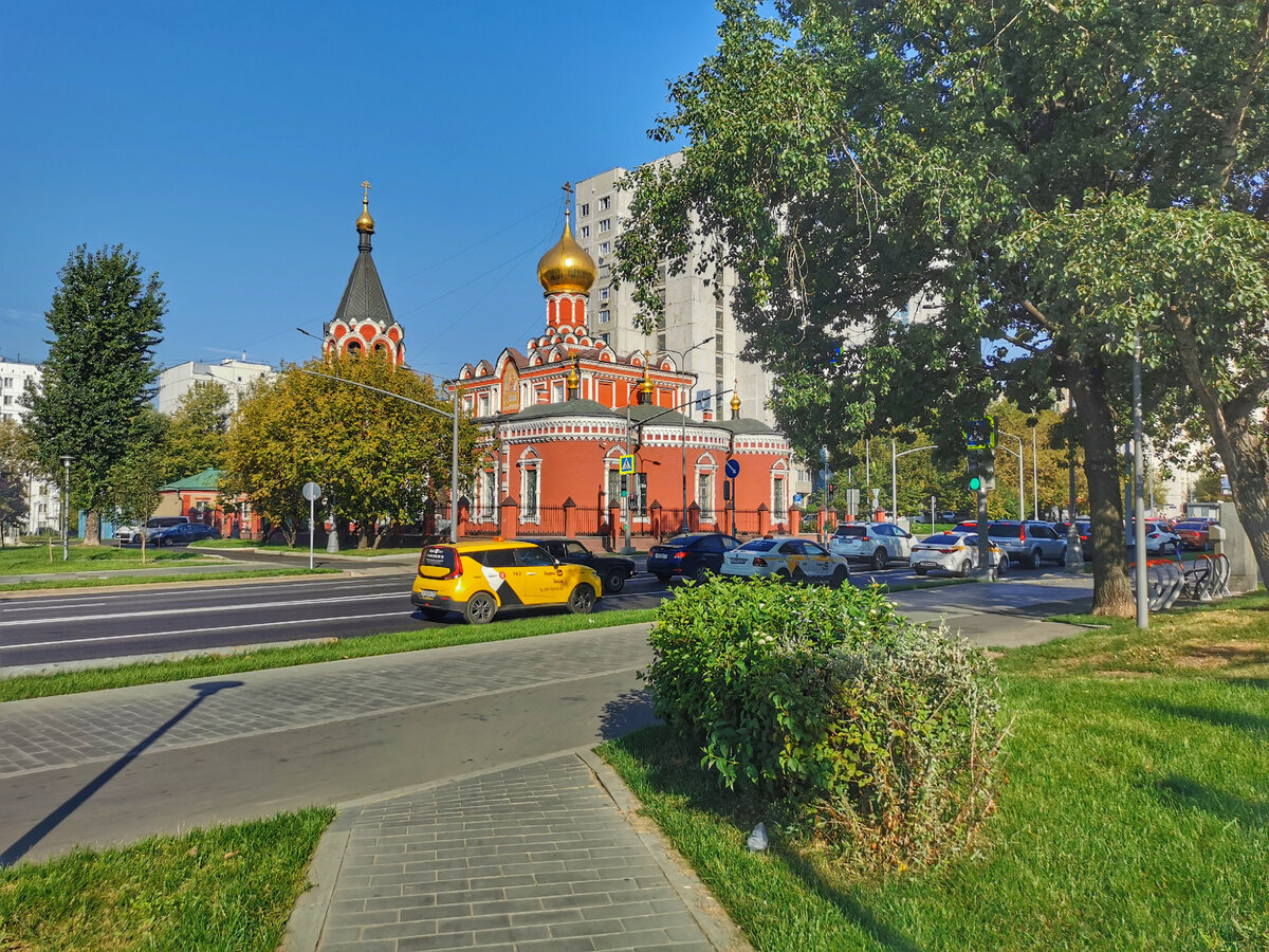 Шереметьевская улица и храм иконы Божией Матери Нечаянная Радость. 