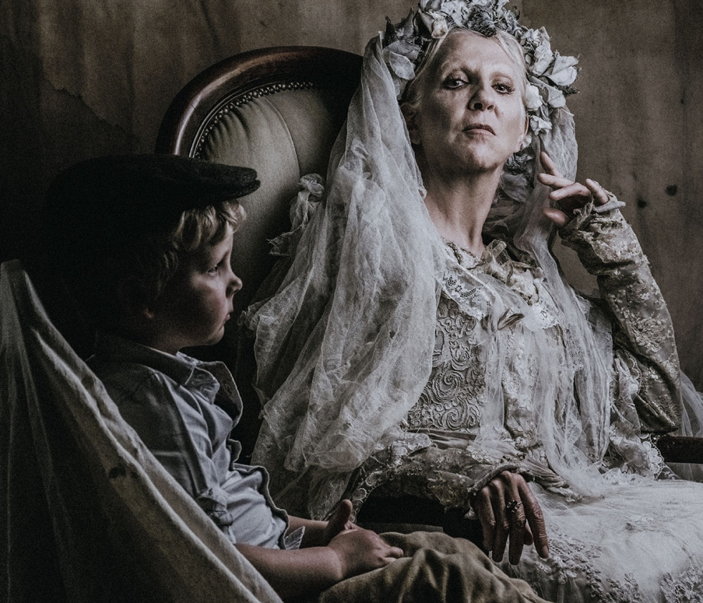 кадр из фильма "Большие надежды", на следующей иллюстрации - Карлос II