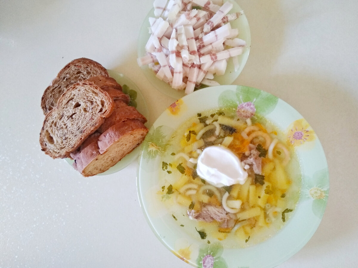 Суп с цветными макаронами из свинины на кости, сало домашнее, хлеб.