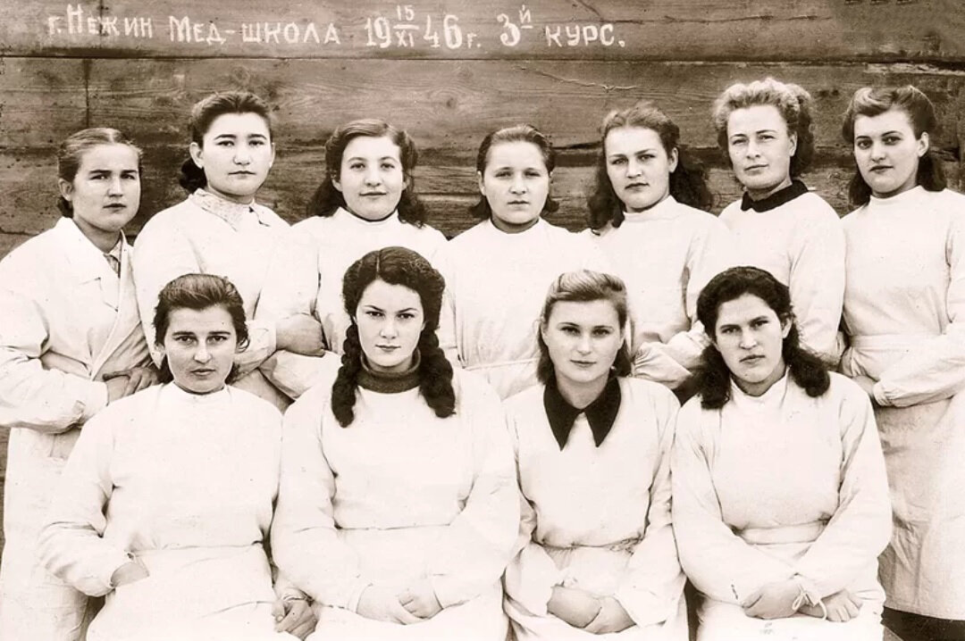 «Хочу помогать фронту!» — с такими словами она пришла в госпиталь сразу, как началась война. Элина — вторая слева в первом ряду, город Нежин, фельдшерско-акушерская школа, 1946 год