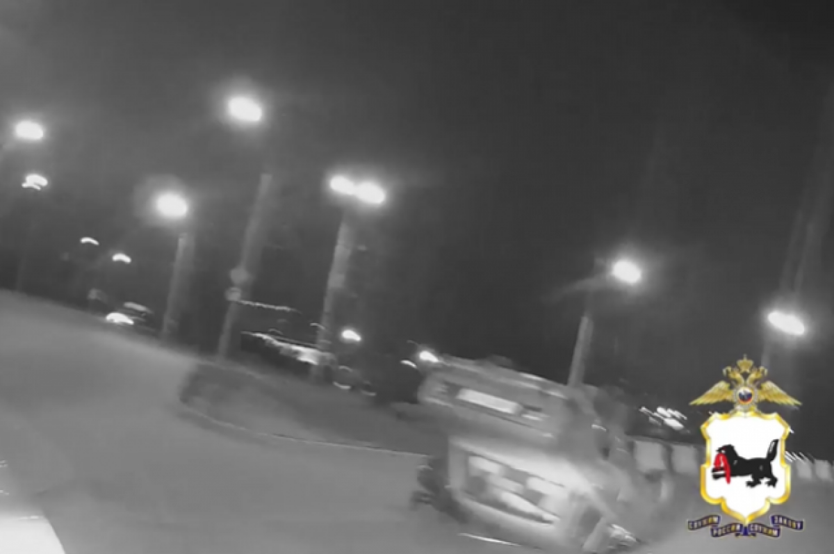   Двое 18-летних иркутян угнали из двора чужой ВАЗ, чтобы доехать до знакомой