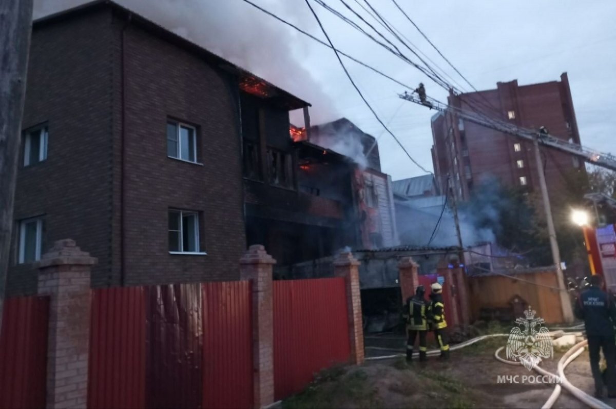    Площадь пожара составила 300 кв. м.