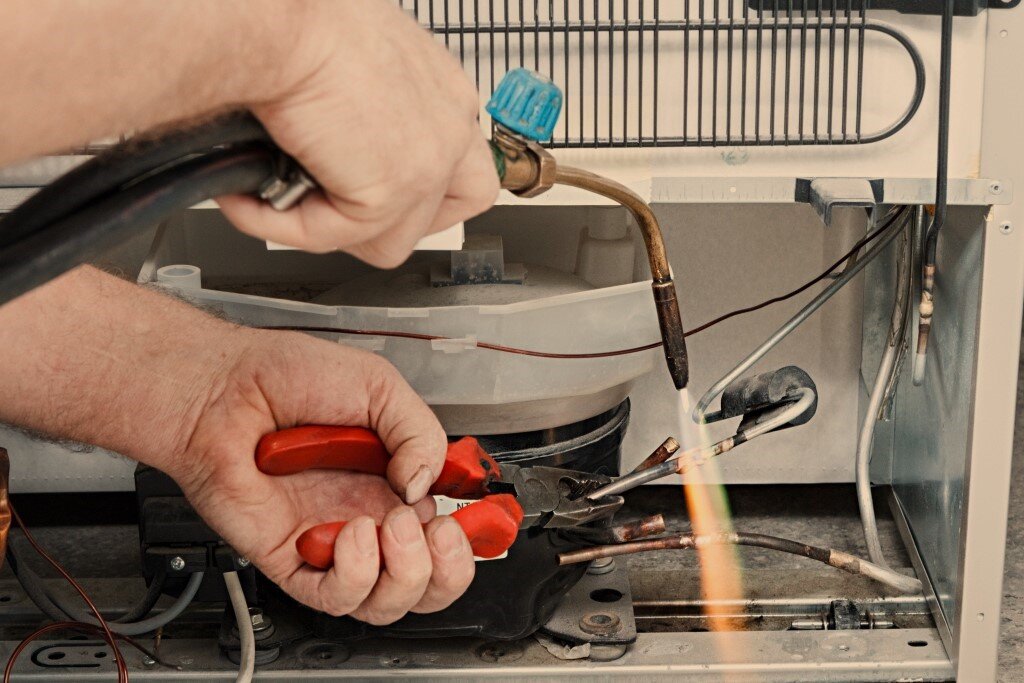 Неисправность в конденсаторе и замена мотора компрессора в холодильнике АЕГ. 