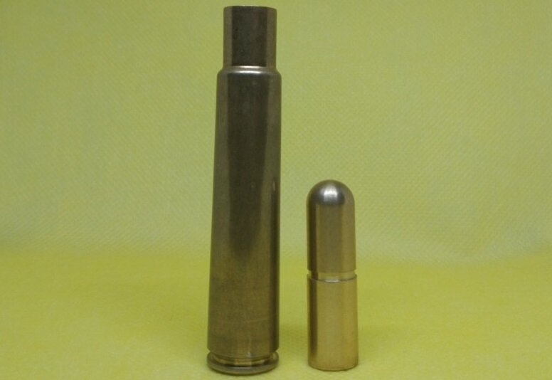 Патрон .416 Rigby с цельной латунной пулей. (фото автора)