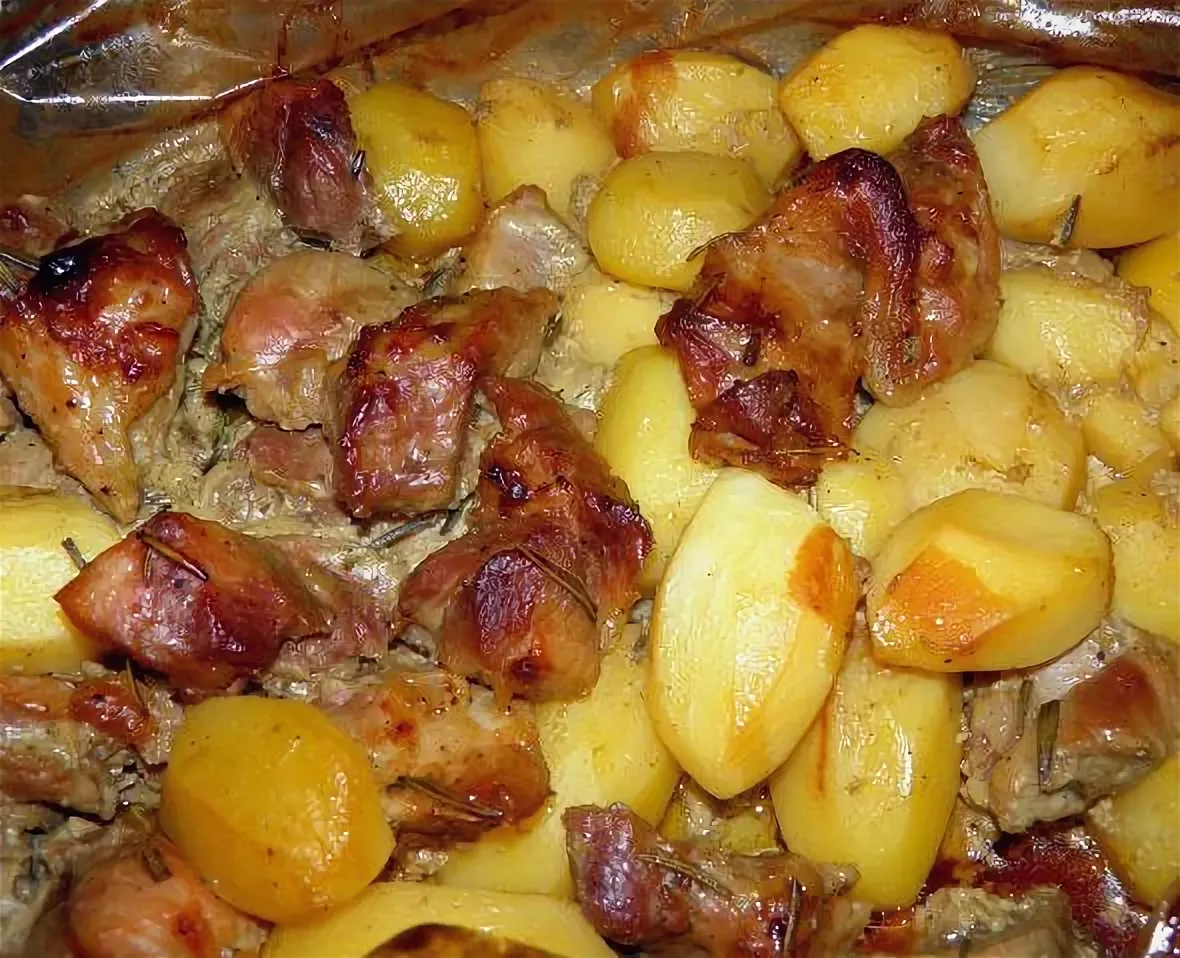 Видео рецепт картошки с мясом. Карбонат свиной в духовке с картошкой. Картошка с мясом в духовке. Мясо с картошкой в духовк. Запеченная картошка с мясом в духовке.