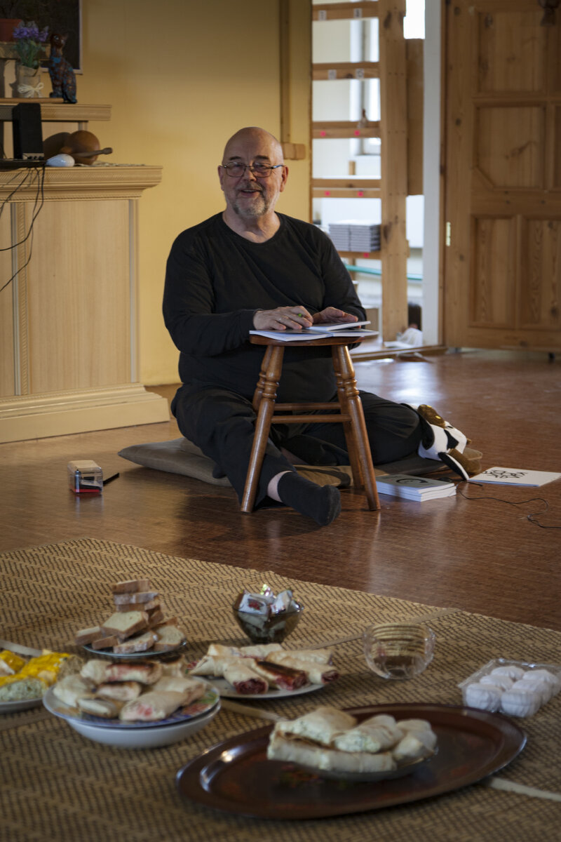 Путь может быть стремительным подъемом, а может стать тяжелой утомительной дорогой. Но падение бывает столь же стремительно, как и взлёт, а по ухабисто-каменистой, полной луж и грязи дороге скатиться вниз невозможно - куда дошел, там и есть. (из приложения к книге)