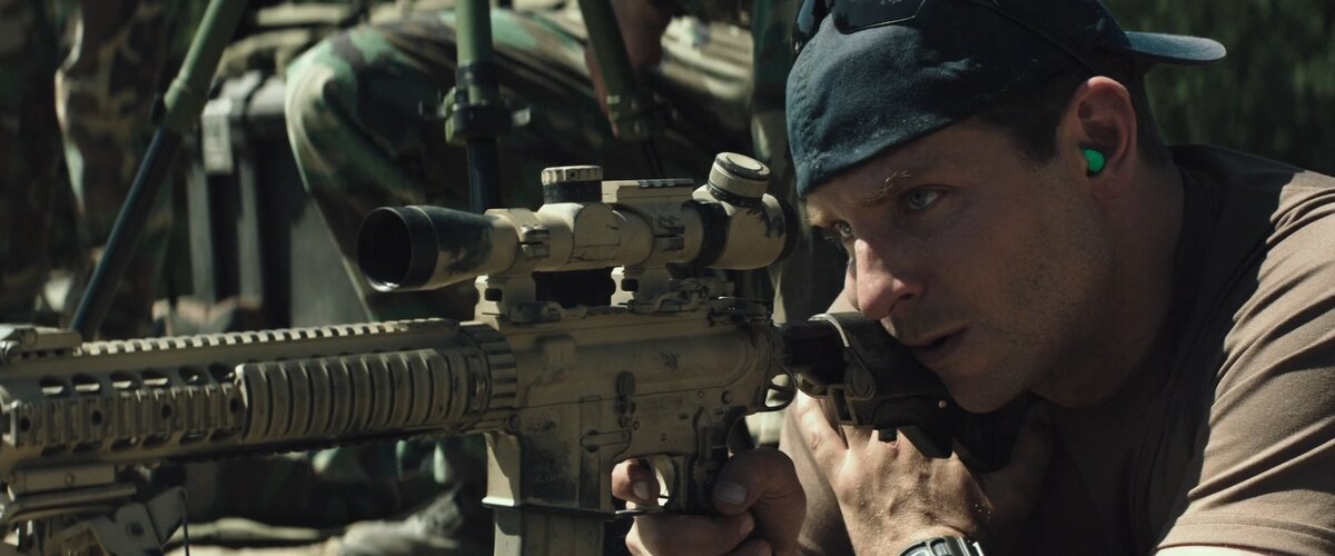                                                                Снайпер(American Sniper)                                                  
  Экранизация мемуаров «морского котика» из Техаса Криса Кайла, который служил снайпером в Ираке и стал рекордсменом по числу убитых солдат противника, за что иракцы прозвали его дьяволом. Кроме самой войны, фильм рассказывает о воспоминаниях жены Криса, которая была свидетелем растущей привязанности мужа к его сослуживцам.