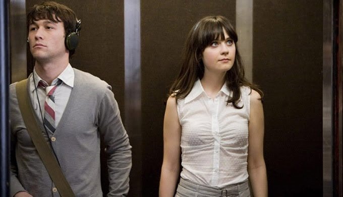 В лифте тоже можно знакомиться.Каждое утро в одно и то же время вы встречаете в лифте мужчину из офиса этажом выше. В полной тишине вы доезжаете до своего этажа и со вздохом сожаления выходите. Мы же помним суровые предостережения мамы не разговаривать в лифте с посторонними! Вы давно взрослая, и настало время нарушить этот запрет! Попросите мужчину нажать нужную вам кнопку, так как у вас заняты руки. Хороший повод для начала беседы!