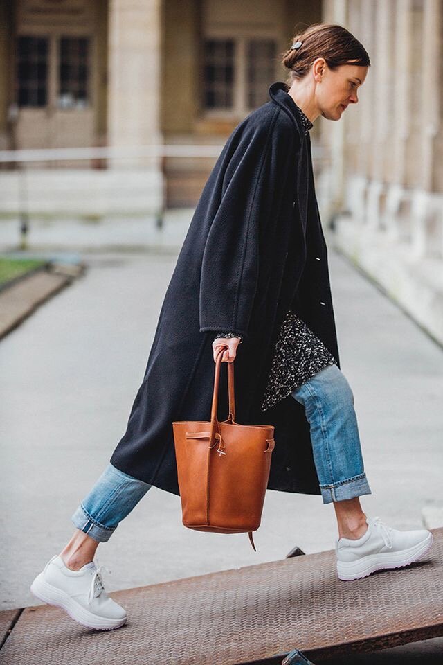 Чёрное оверсайз пальто, белые кроссовки, светлый деним, коричневая сумка - классик. 