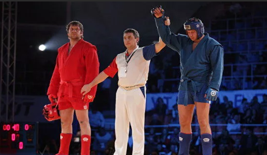 Александр Емельяненко против Федора Емельяненко на турнире по боевому самбо.