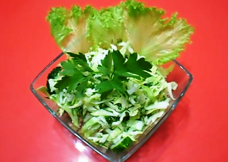 Диетический салат с капустой и огурцом
