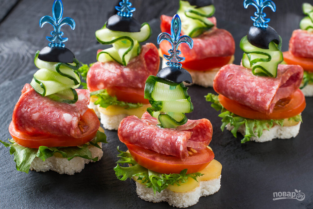 Фигурные канапе с салями, огурцом и помидором