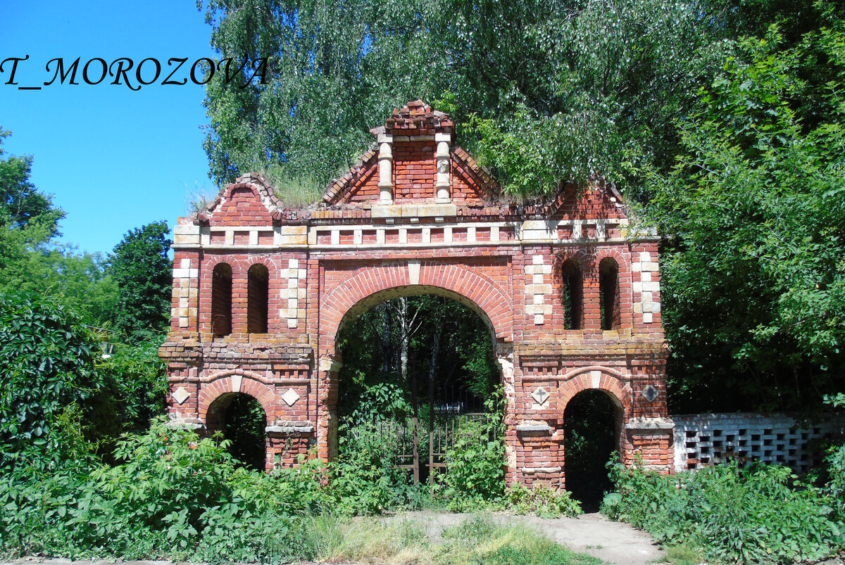 Входные ворота были построены вместе с кладбищенской церковью в конце XIX века. 
