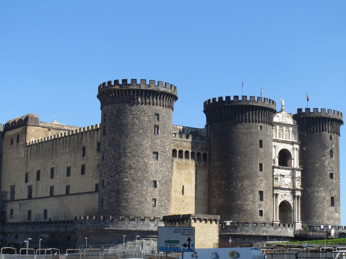 Замок Кастель-Нуово, построенный в XIII веке для короля Карла Анжуйского.