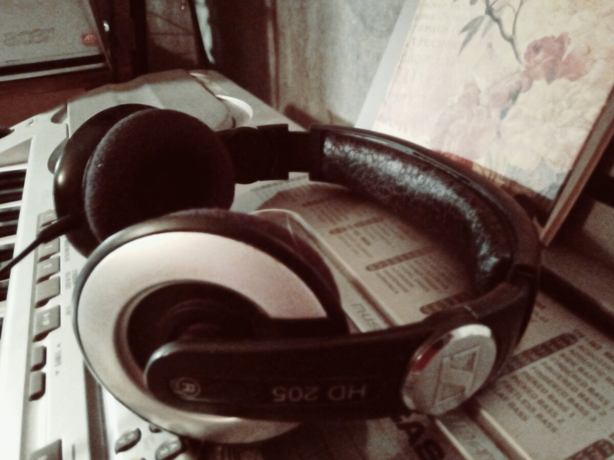 старый Sennheiser HD 205