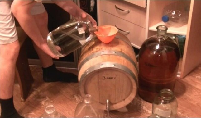 Заливаем в дубовую бочку, получаем коньяк