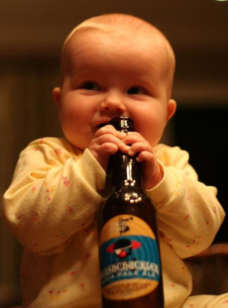 Пивные дети. Ребенок с пивом. Маленькие бутылочки для детей. Младенец с пивом.