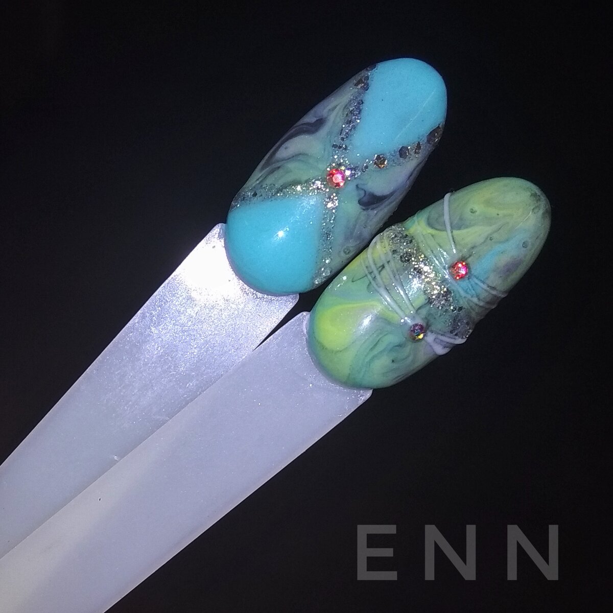 Летний дизайн с блестками и паутинкой