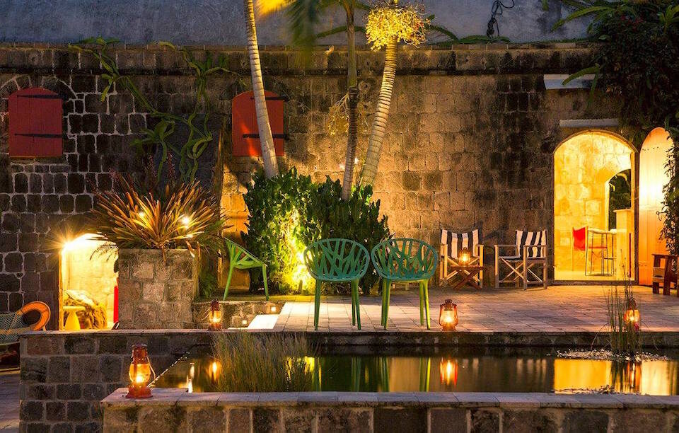 Golden Rock Inn, Nevis. Это жемчужина, спрятанная в холмах пика Невис, с 11 номерами и ярким дизайном, который можно найти только в месте, принадлежащем художникам. Коттеджи очаровательны и хорошо оборудованы, бассейн, сам по себе произведение искусства, а эклектичная современная эстетика находит свой дом в старых каменных стенах. Здесь на холмах на мгновение убеждаешь себя, что чувствуешь спящий гул вулкана.