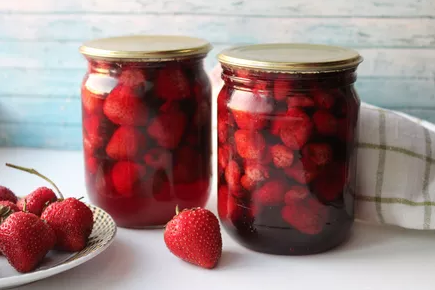 Клубника в собственном соку на зиму (без сахара) - самый полезный способ сохранить ягоды
